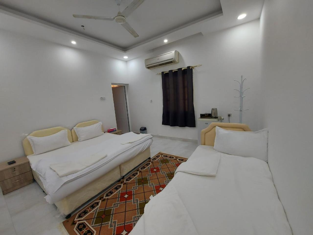 Alshumukh guesthouse Al Ghalilah Værelse billede