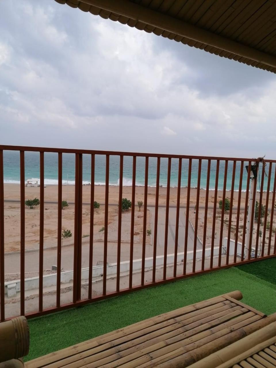 Alshumukh guesthouse Al Ghalilah Værelse billede