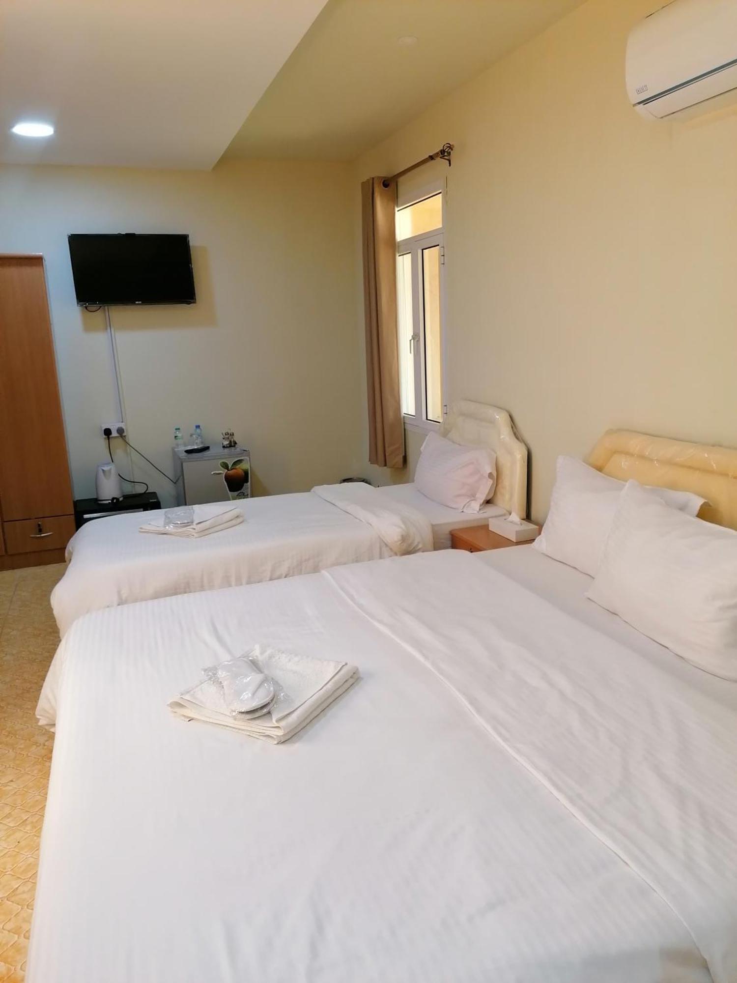 Alshumukh guesthouse Al Ghalilah Værelse billede