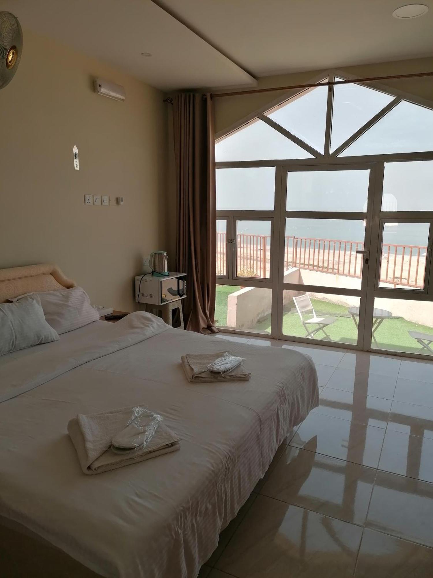 Alshumukh guesthouse Al Ghalilah Værelse billede