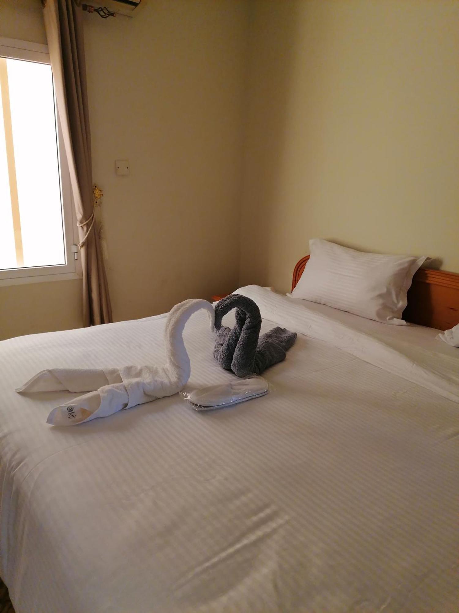 Alshumukh guesthouse Al Ghalilah Værelse billede