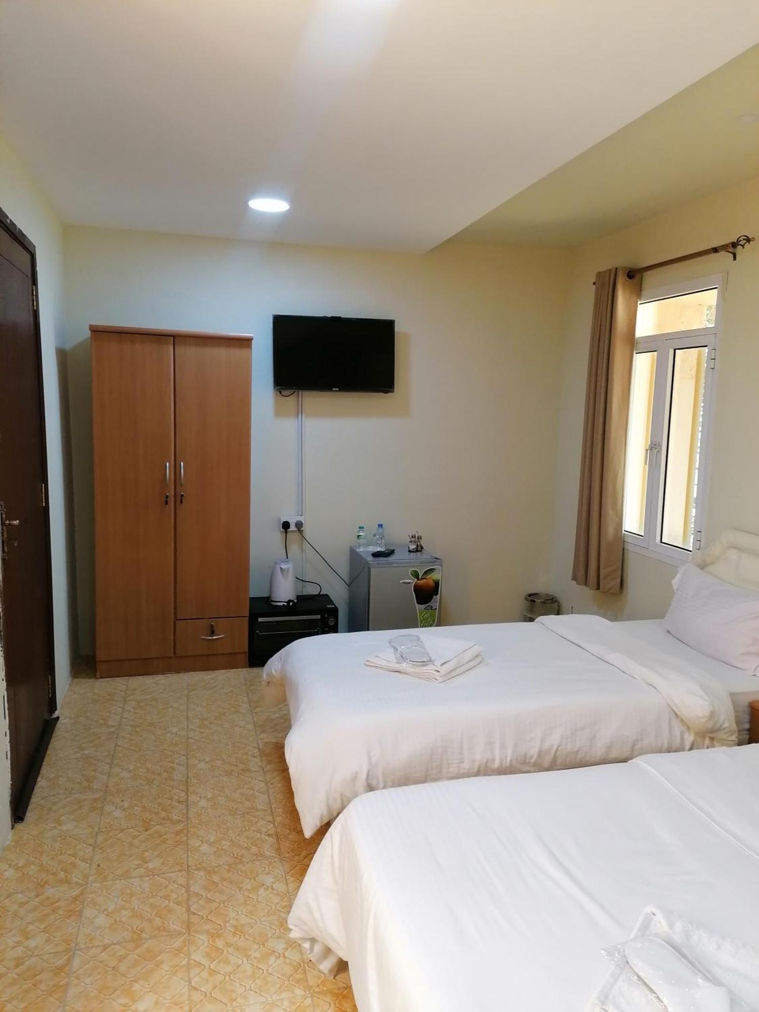 Alshumukh guesthouse Al Ghalilah Værelse billede